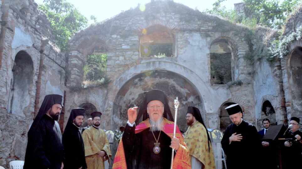 Στα ερείπια του ναού της Παναγίας Παραμυθίας χοροστάτησε ο Οικουμενικός Πατριάρχης