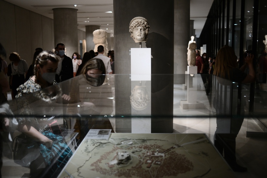 «Πλημμύρισε» από κόσμο το Μουσείο της Ακρόπολης για την Ευρωπαϊκή Νύχτα Μουσείων – Δείτε φωτογραφίες