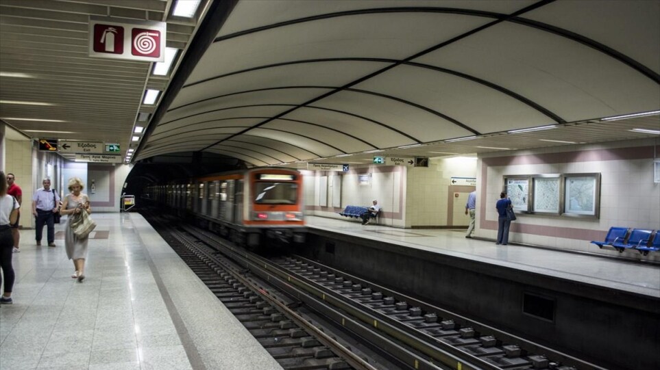 Κορυδαλλός: Σε λιπόθυμη κατάσταση απεγκλωβίστηκε ο άνδρας που έπεσε στο μετρό