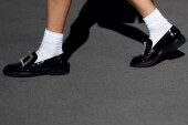 Loafers το καλοκαίρι; Τα παπούτσια που λάτρεψες την άνοιξη έρχονται μαζί σου και τη νέα σεζόν