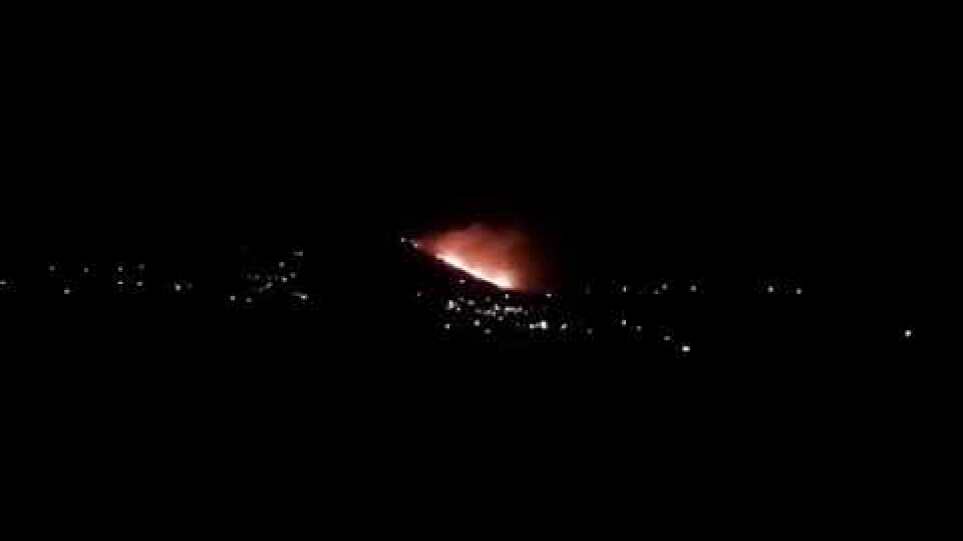 Φωτιά στην Πάρο: Επί τόπου δυνάμεις της πυροσβεστικής – Δείτε βίντεο φωτογραφίες
