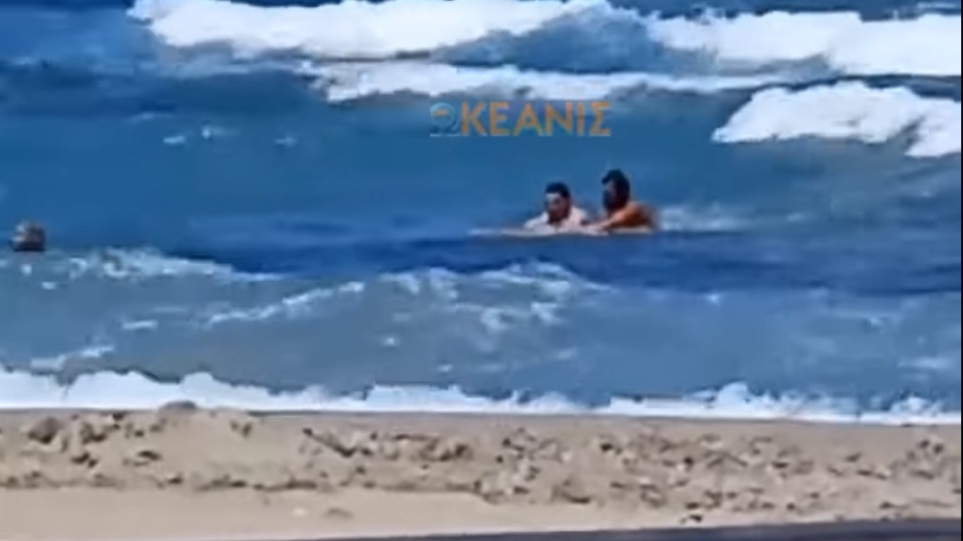 Ηράκλειο: Κινδύνευσαν δυο παιδιά σε παραλία, παρασύρθηκε από τα κύματα το στρώμα τους