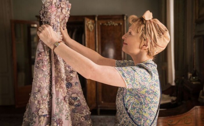 Η νέα ταινία για μία γυναίκα που ερωτεύτηκε ένα παραμυθένιο φόρεμα του οίκου Dior- Ταυτιστήκαμε