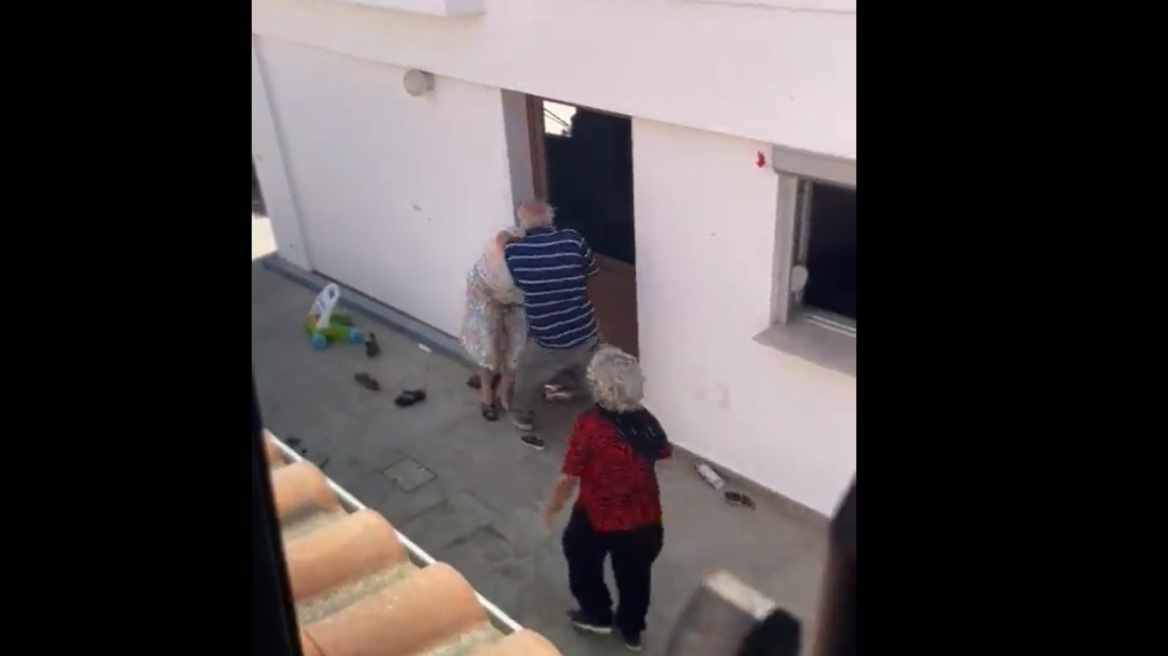 Κύπρος: Ηλικιωμένος χτυπάει βάναυσα αλλοδαπή γυναίκα – Δείτε βίντεο