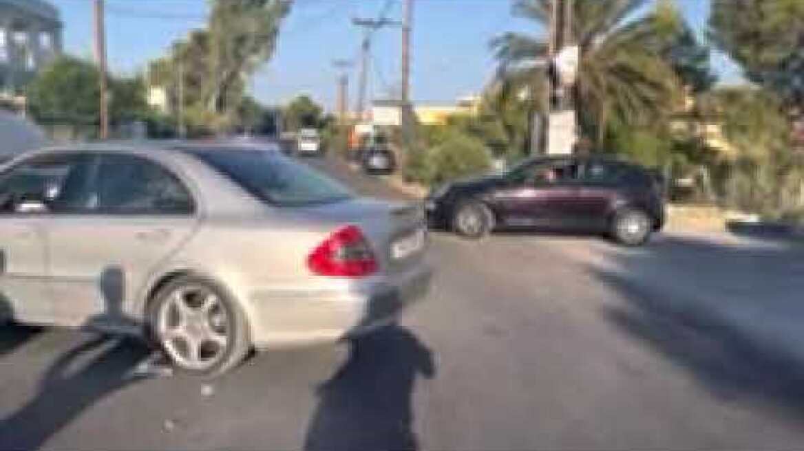 Κινέτα: Αμάξι έπεσε σε χαντάκι μετά από τροχαίο – Εικόνες και βίντεο