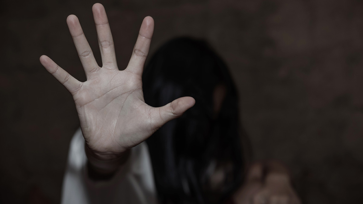 «SOS 15900»: Πάνω από 2.000 κλήσεις στη γραμμή τους πρώτους 7 μήνες του 2022 για περιστατικά ενδοοικογενειακής βίας