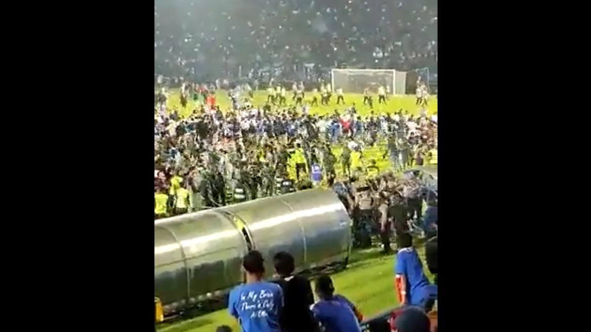 Τραγωδία σε ποδοσφαιρικό ματς στην Ινδονησία – Δεκάδες νεκροί μετά από εισβολή οπαδών – Βίντεο