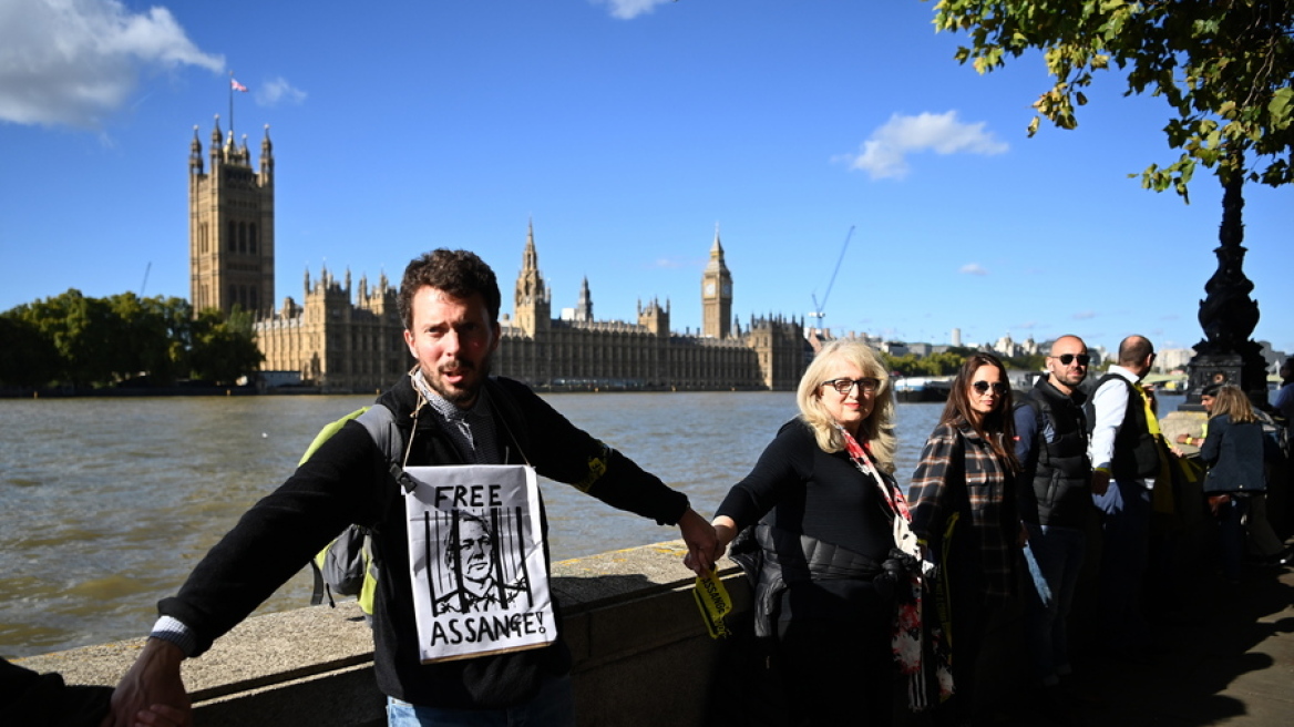 Ανθρώπινη αλυσίδα έξω από το βρετανικό Κοινοβούλιο για να μην εκδοθεί ο Ασάνζ στις ΗΠΑ