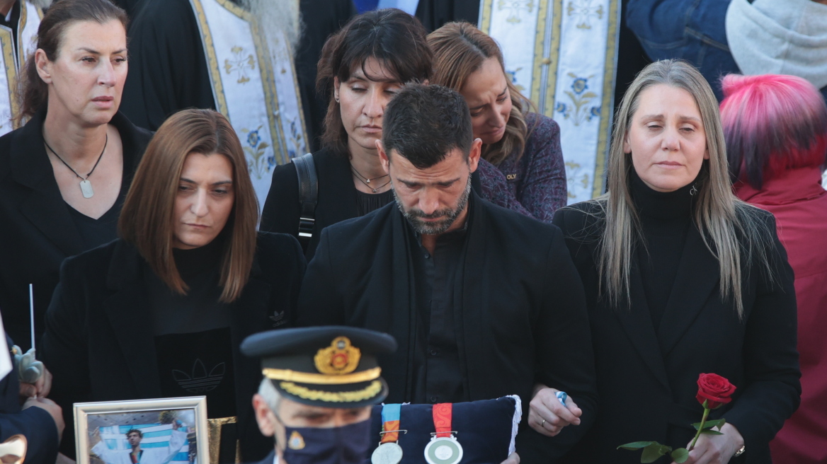 Κηδεία Αλέξανδρου Νικολαΐδη: Η συγκλονιστική στιγμή με τον Μουρούτσο να μεταφέρει τα Ολυμπιακά μετάλλιά του