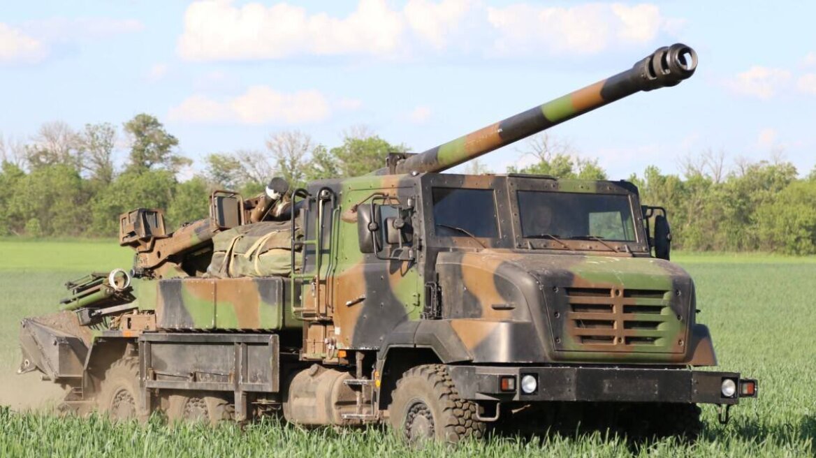Μακρόν: Η Γαλλία θα στείλει στην Ουκρανία κι άλλα πυροβόλα CAESAr