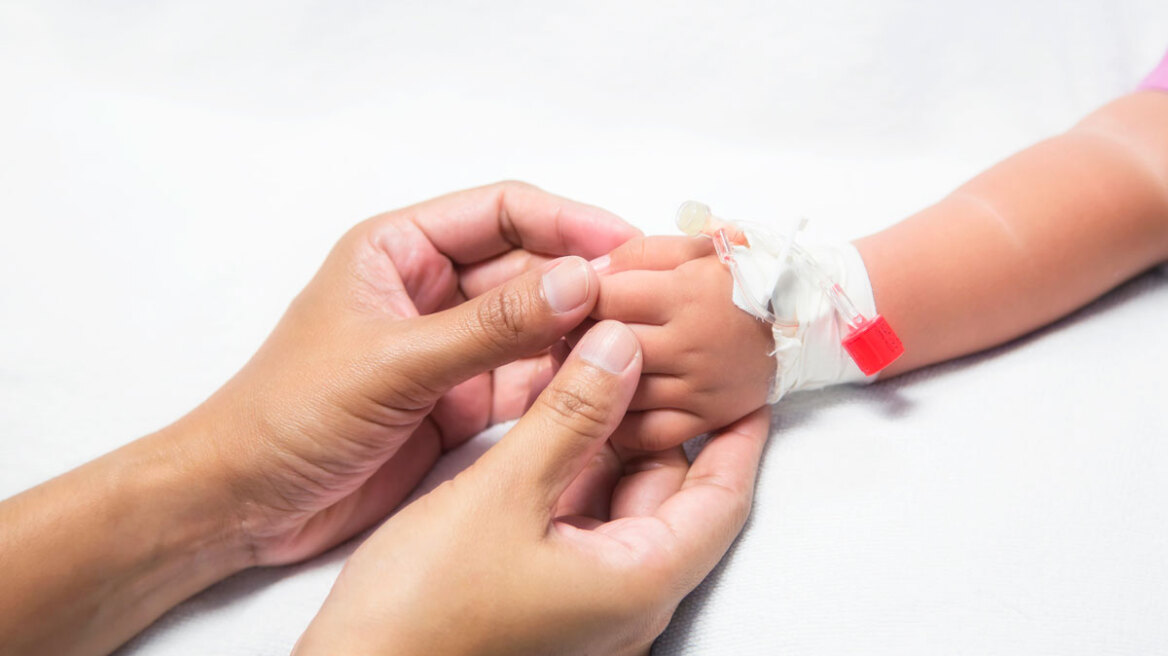 Με υψηλό πυρετό επί 5 ημέρες το 1,5 ετών παιδάκι που πέθανε στον Βόλο – Ήταν αργά όταν πήγαν στο νοσοκομείο