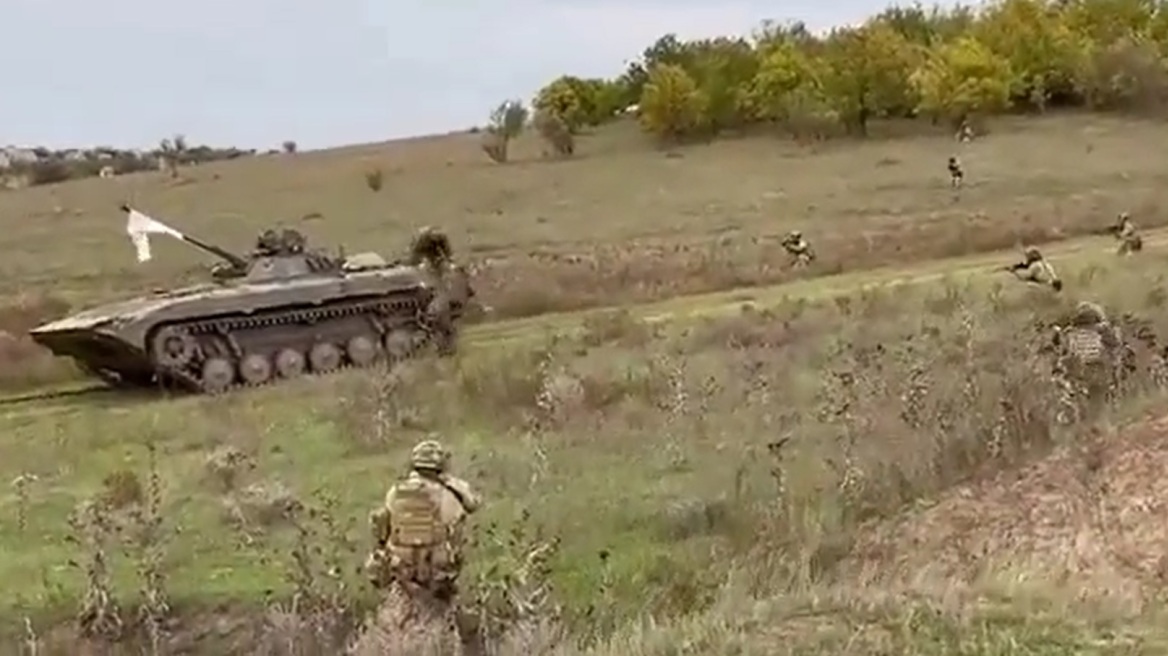 Πόλεμος στην Ουκρανία: Ρώσοι παραδίδονται σε Ουκρανούς στρατιώτες – Υψώνουν λευκή σημαία