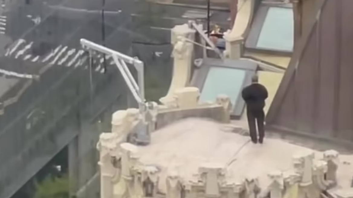 ΗΠΑ: Μαυροφορεμένος άντρας πηδά από τέντα σε τέντα, στη στέγη ενός κτιρίου ύψους 99 μέτρων