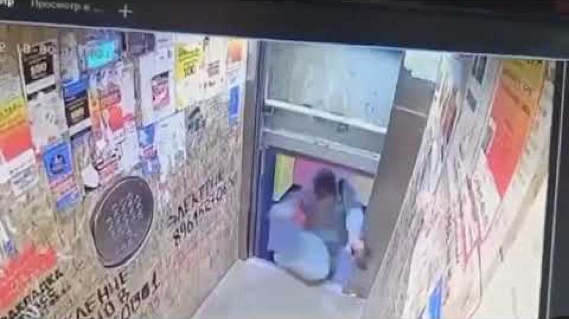 Ρωσία: Ξαφνικό πρόβλημα σε ασανσέρ παραλίγο να αποκεφαλίσει άνδρα – Δείτε βίντεο