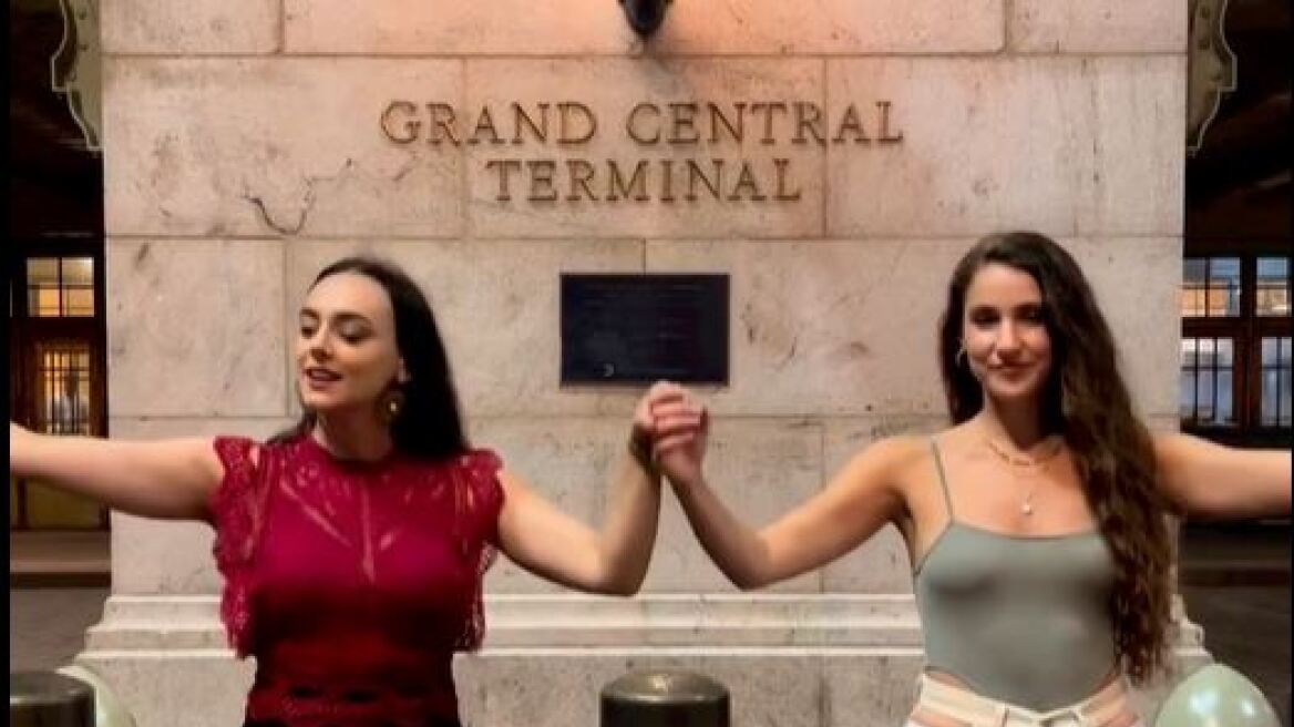 Νέα Υόρκη: Viral οι Κρητικοπούλες που χόρεψαν και τραγούδησαν έξω από το Grand Central Terminal