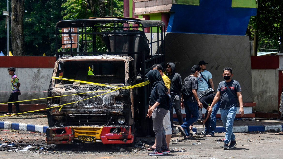 Ινδονησία: Στους 125 οι νεκροί, πρώτα πέθαναν δυο αστυνομικοί και μετά ρίξαμε τα δακρυγόνα λένε οι αρχές