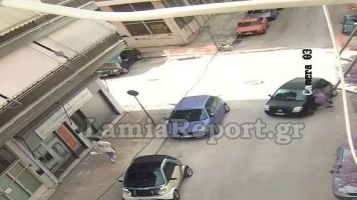 Λαμία: Κάμερα κατέγραψε την παράσυρση γυναίκας από αυτοκίνητο – Μεταφέρθηκε στο νοσοκομείο