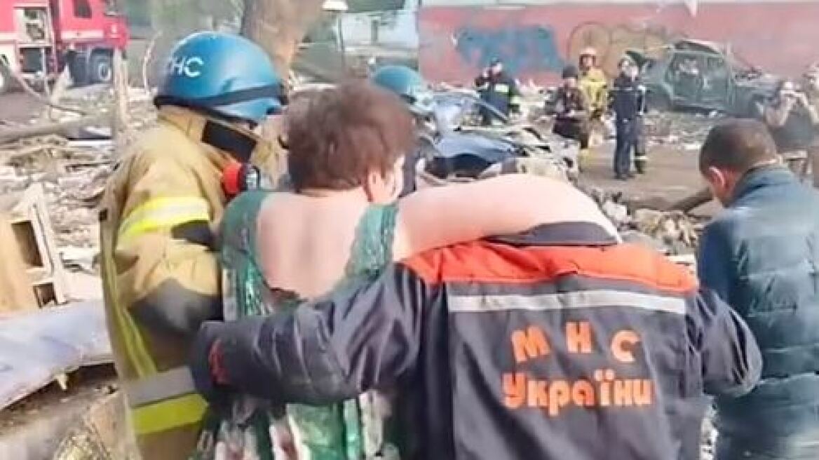 Ουκρανία: Η στιγμή που γυναίκα ανασύρεται ζωντανή από ερείπια κτιρίου μετά από βομβαρδισμό στη Ζαπορίζια