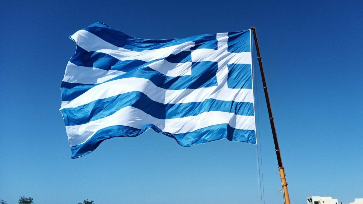 Η μεγαλύτερη Ελληνική σημαία υψώθηκε ξανά στη Σαντορίνη – Δείτε βίντεο