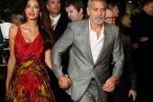 Η Amal Clooney με Alexander McQueen μπήκε στο πιο hot παιχνίδι του Hollywood, το vintage hunting