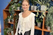 Simple and fabulous: Η Δανάη Μιχαλάκη φόρεσε το καρό σακάκι της με ολόμαυρο σύνολο