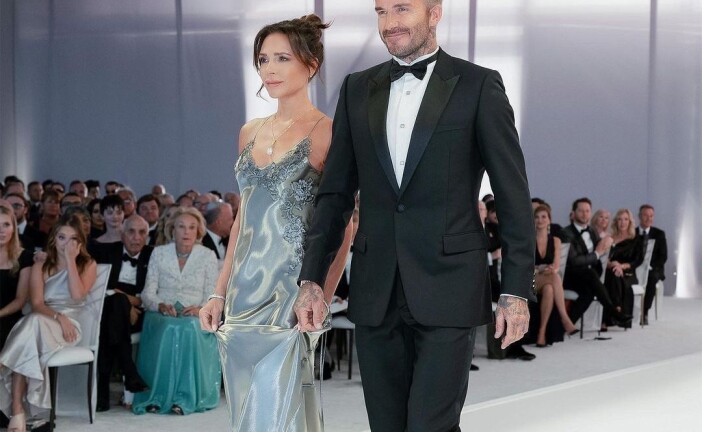 Victoria Beckham: Κυκλοφορεί επιτέλους το viral slip dress που φόρεσε στο γάμο του γιου της Brooklyn
