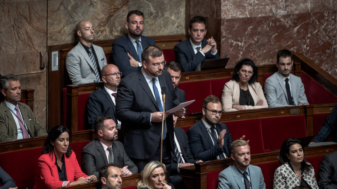 Γαλλία: Η Εθνοσυνέλευση απέβαλε για 15 μέρες λόγω ρατσιστικής συμπεριφοράς τον ακροδεξιό βουλευτή ντε Φουρνάς
