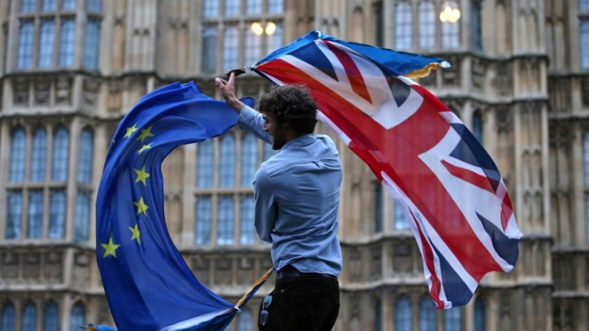 Βρετανία – Brexit: Ολοένα και περισσότεροι πολίτες μετανιώνουν για την αποχώρηση της χώρας από την ΕΕ