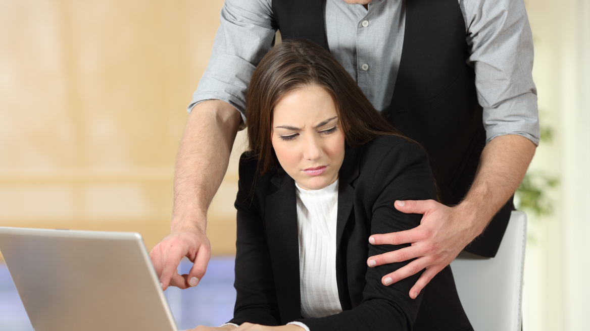 Έρευνα αποκαλύπτει τι αναγνωρίζουν και τι όχι οι άνδρες ως «σeξουαλική παρενόχληση» στον χώρο εργασίας