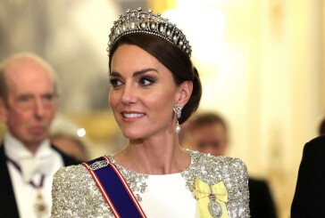 Η Kate Middleton «έλαμψε» με total white look και την τιάρα που είχε φορέσει τη μέρα του γάμου της