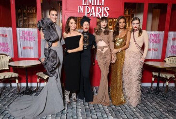 Emily in Paris: Lily Collins & Ashley Park έλαμψαν στο κόκκινο χαλί- Τα εντυπωσιακά looks