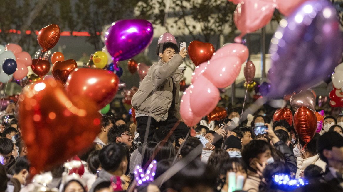Κίνα: Χιλιάδες κόσμου γιόρτασαν την Πρωτοχρονιά στην Ουχάν εν μέσω νέου κύματος κρουσμάτων Covid στη χώρα