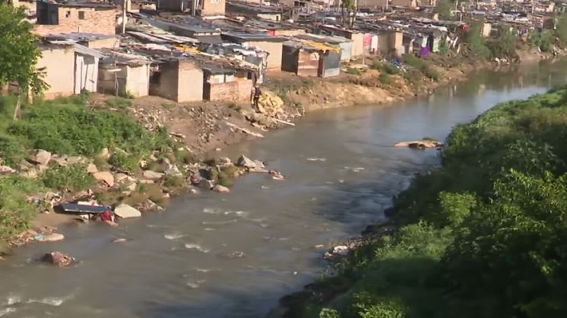 Γιοχάνεσμπουργκ: Στους 14 οι νεκροί από την πλημμύρα – Λιγοστεύουν οι ελπίδες να βρεθούν ζωντανοί όσοι αγνοούνται
