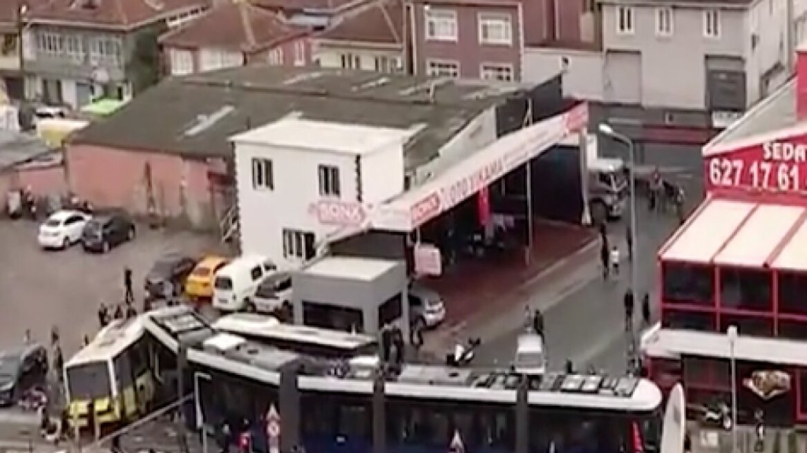 Η στιγμή που τραμ συγκρούεται με λεωφορείο στην Κωνσταντινούπολη – Τουλάχιστον 19 τραυματίες