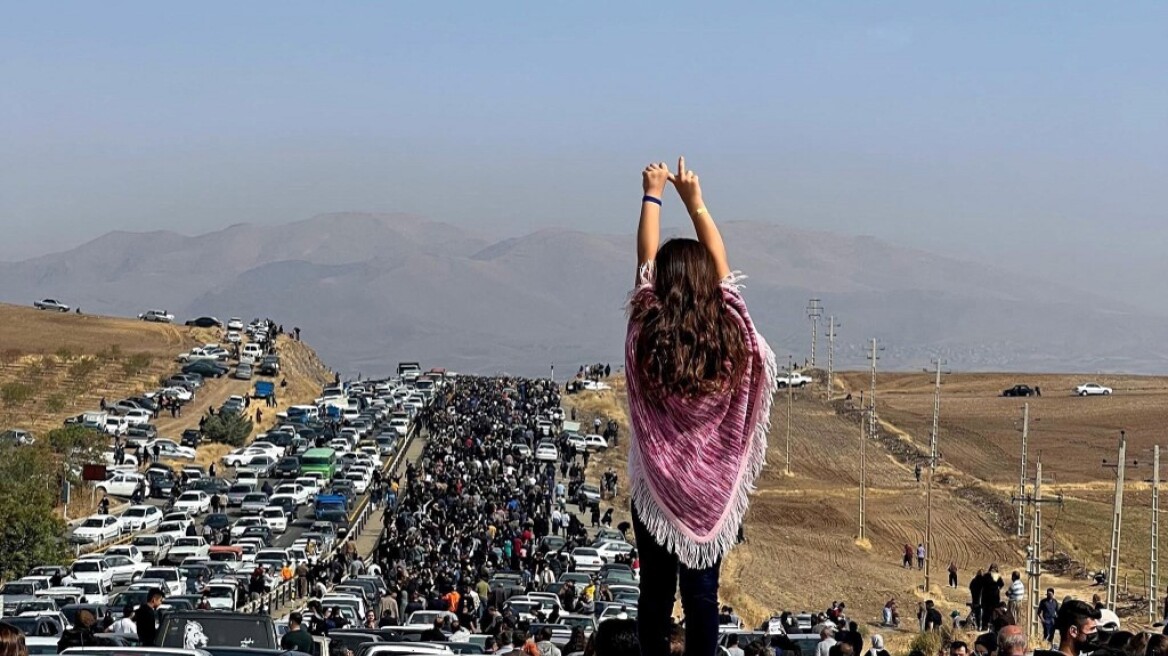 Ιράν: Προς αναθεώρηση ο νόμος για την υποχρεωτική μαντίλα – Θα νικήσουν οι διαδηλωτές;