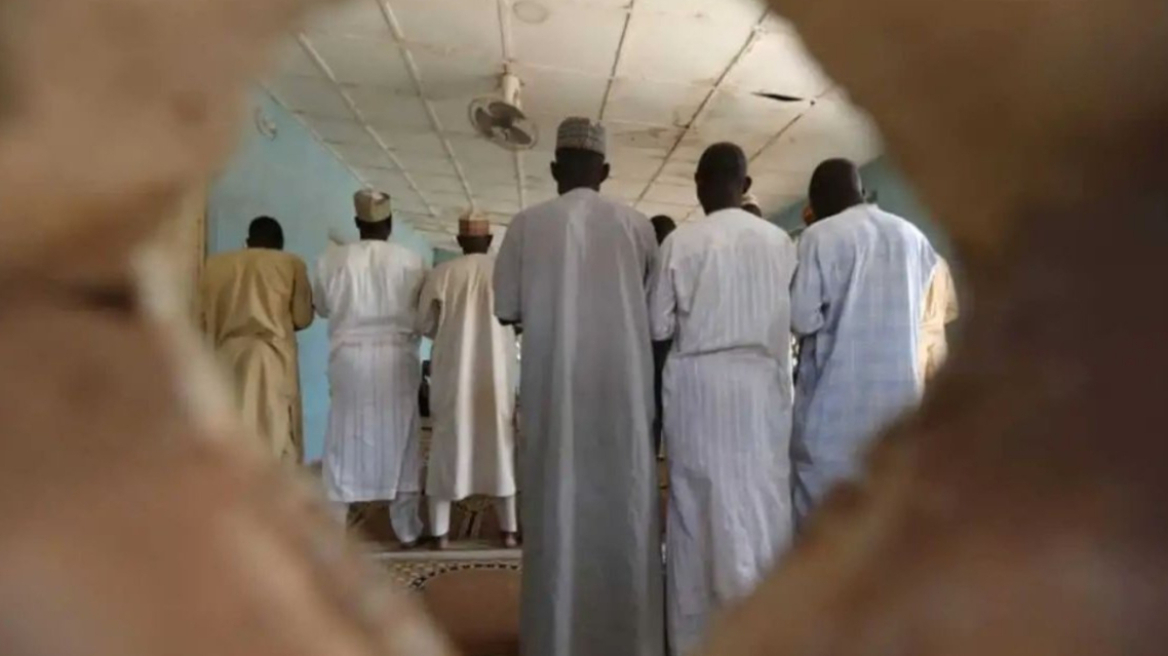 Νιγηρία: Ένοπλοι εισβάλλουν σε ισλαμικό τέμενος, παίρνουν 13 ομήρους