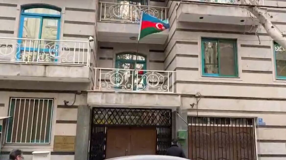 Ένας νεκρός από πυρά στην πρεσβεία του Αζερμπαϊτζάν στο Ιράν