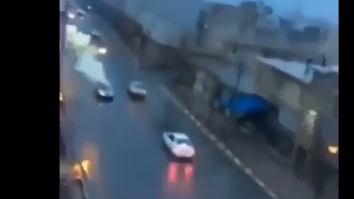 Βίντεο: Κεραυνός χτυπά εν κινήσει αυτοκίνητο – Περαστικοί τρέχουν να βοηθήσουν τους επιβαίνοντες