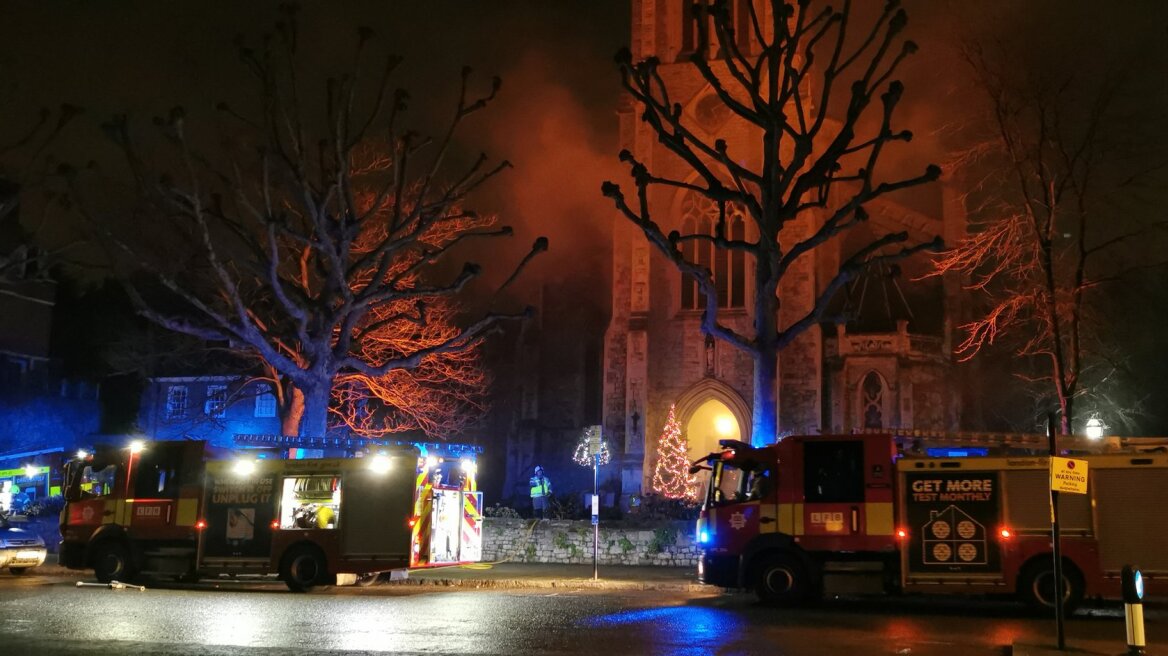 Βρετανία: Φωτιά κατέστρεψε εκκλησία «πολιτιστικό θησαυρό» στο Λονδίνο – Δείτε βίντεο