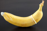 Άνδρας πήγε στο νοσοκομείο επειδή έφαγε μπανάνα… τυλιγμένη σε προφυλακτικό