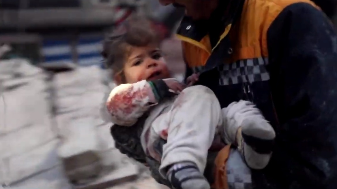Σεισμός 7,8 Ρίχτερ: Η δραματική διάσωση τραυματισμένου παιδιού στη Συρία – Δείτε βίντεο