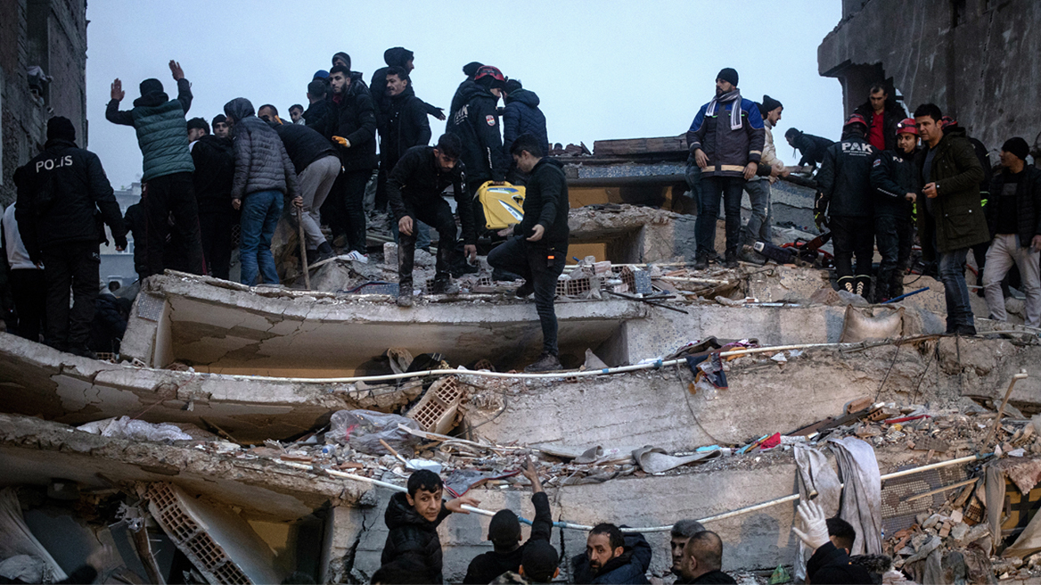 Σεισμός στην Τουρκία: Στους 912 οι νεκροί από τα 7,8 Ρίχτερ – Κατέρρευσαν 2.800 κτήρια