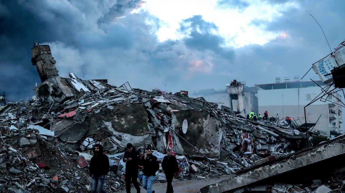 Σεισμός στην Τουρκία – Λέκκας: Ψάχνουν με τα χέρια στα συντρίμμια για τους δικούς τους
