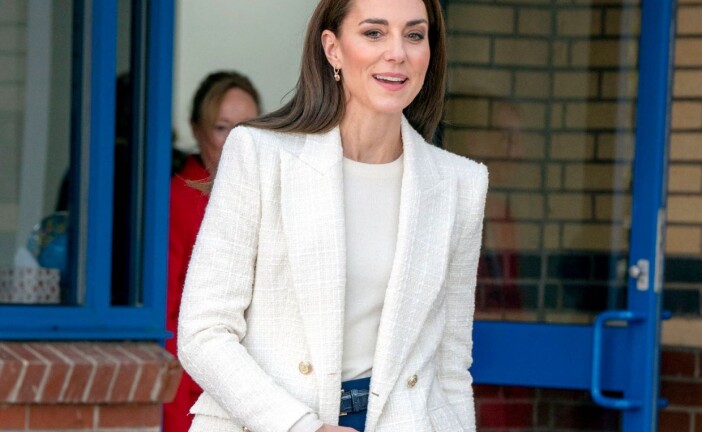 Η Kate Middleton με το πιο οικονομικό εκρού σακάκι που θα βρεις online -Τέλειο με τα sneakers σου!
