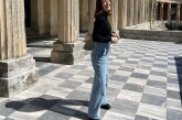 Η Κλέλια Ανδριολάτου συνδύασε όλα τα basics σε ένα σύνολο με το τζιν παντελόνι να πρωταγωνιστεί