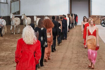 Ο Louis Vuitton εξερευνά το σύγχρονο Parisian chic ενώ η Stella McCartney επιστρέφει με Y2K διάθεση