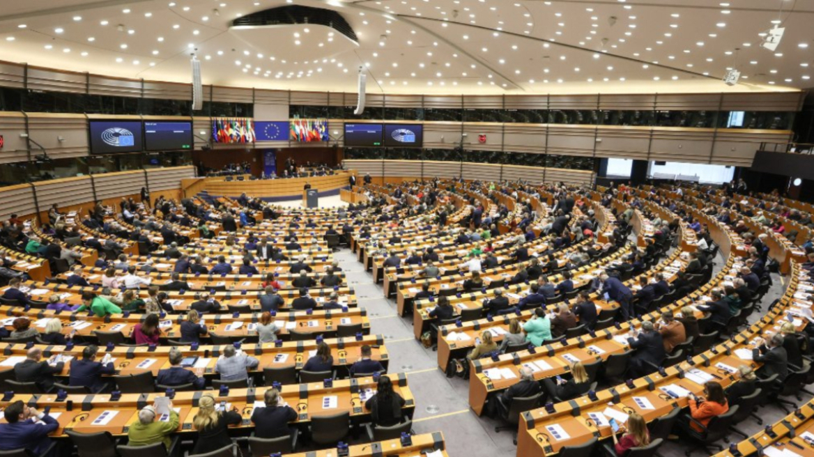 «Qatar-gate»: Το Ευρωπαϊκό Κοινοβούλιο αναθεωρεί τους κανόνες για το lobbying πρώην μελών του