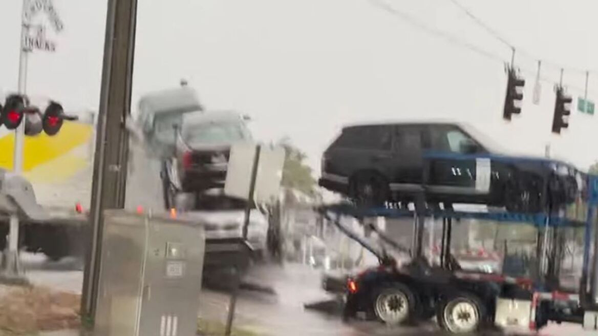 Τρένο στις ΗΠΑ συγκρούστηκε με φορτηγό γεμάτο αυτοκίνητα που κόλλησε στις γραμμές