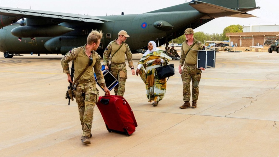 Σουδάν: Η Βρετανία ανακοινώνει επιπλέον πτήση για την εσπευσμένη απομάκρυνση αμάχων