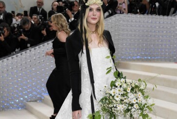 Το look της Elle Fanning στο Met Gala έκρυβε μία δική του μοναδική ιστορία με τον Karl Lagerfeld